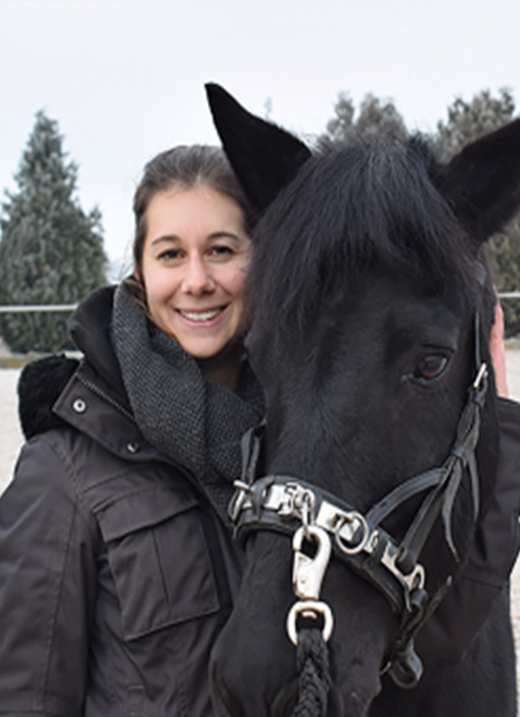 Catherina Huber mit Pferd und Blumenkranz